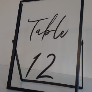 Cadre sur pied noir ajouré avec numéro de table noir