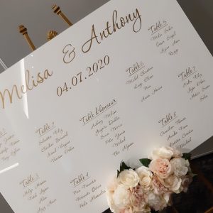 Plan de table en plexiglas avec fond blanc et flocage (+/-10 tables)